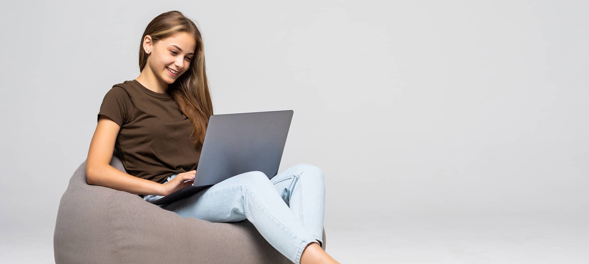 Remote Recruitment: 6 Proven Techniques to Ace It | Elevatus recruiter using a hiring platform