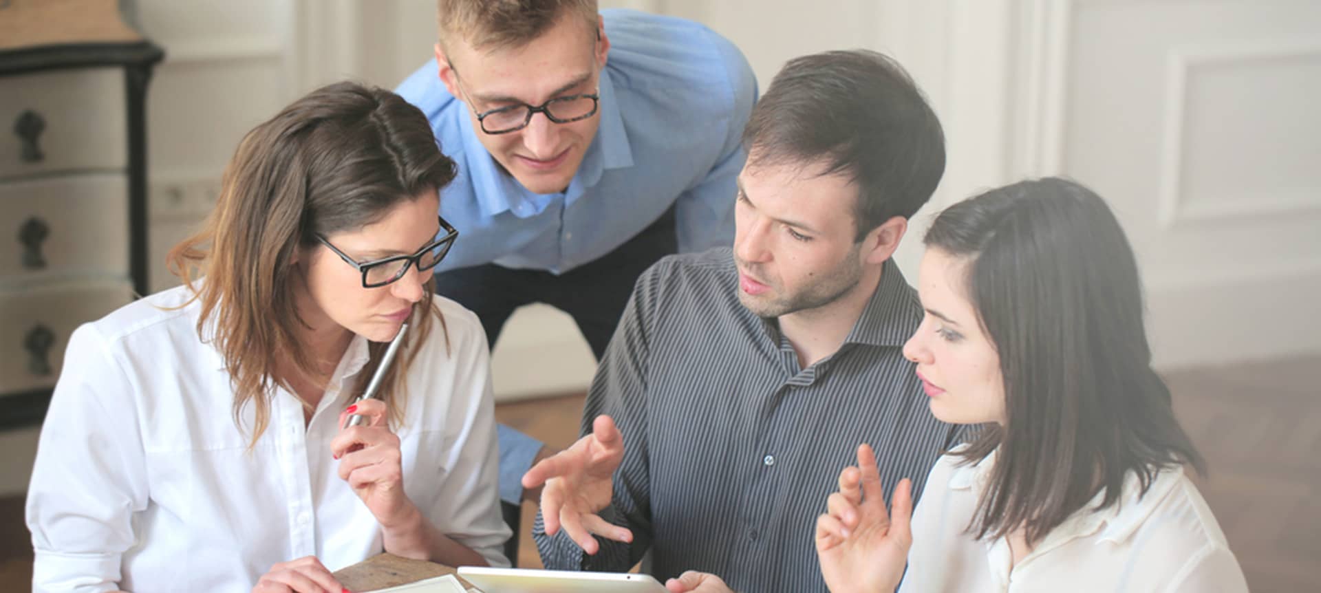 recruiters collaborating together to work on bulk hiring 