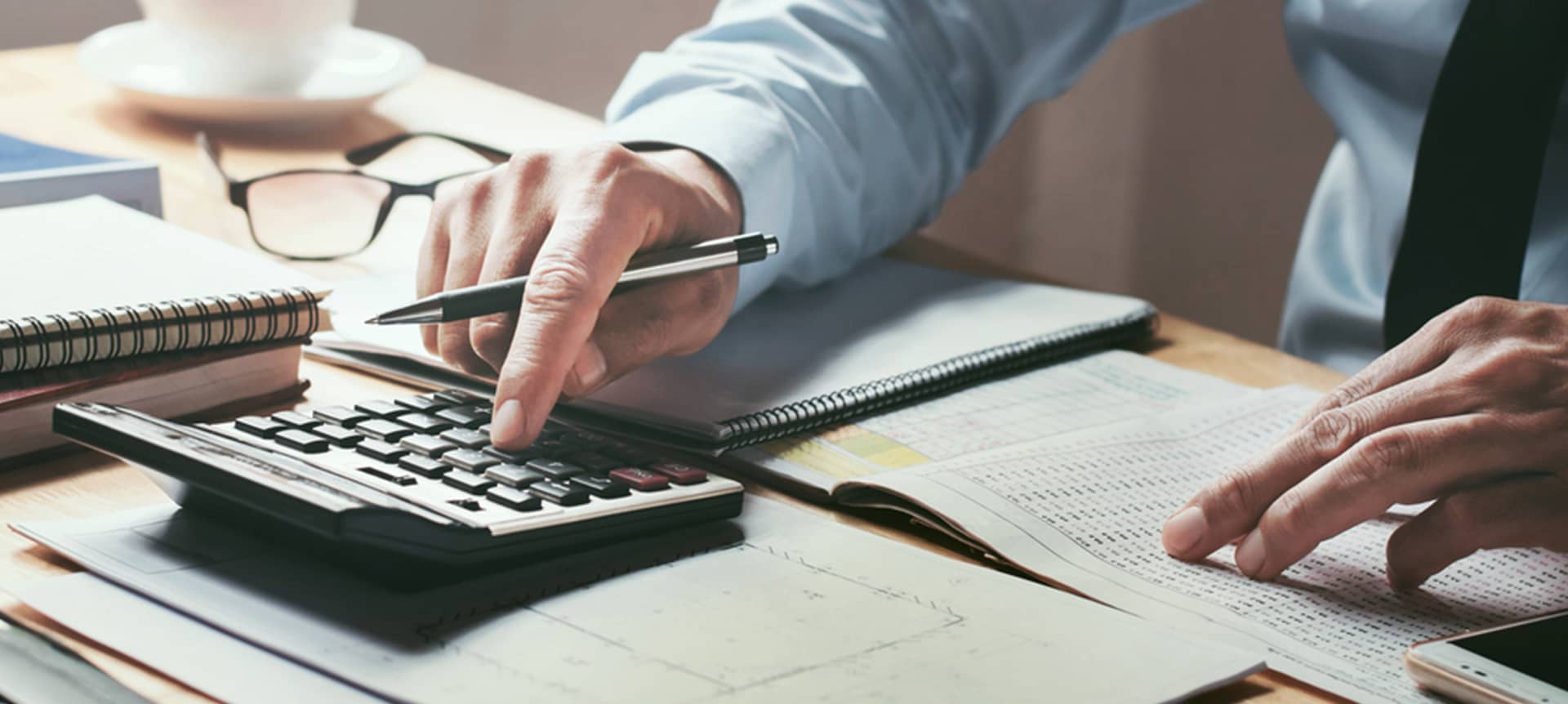 6 Brilliant Ways a Hiring Platform Can Maximize Your Company's Growth | Elevatus recruiter calculating recruiting costs