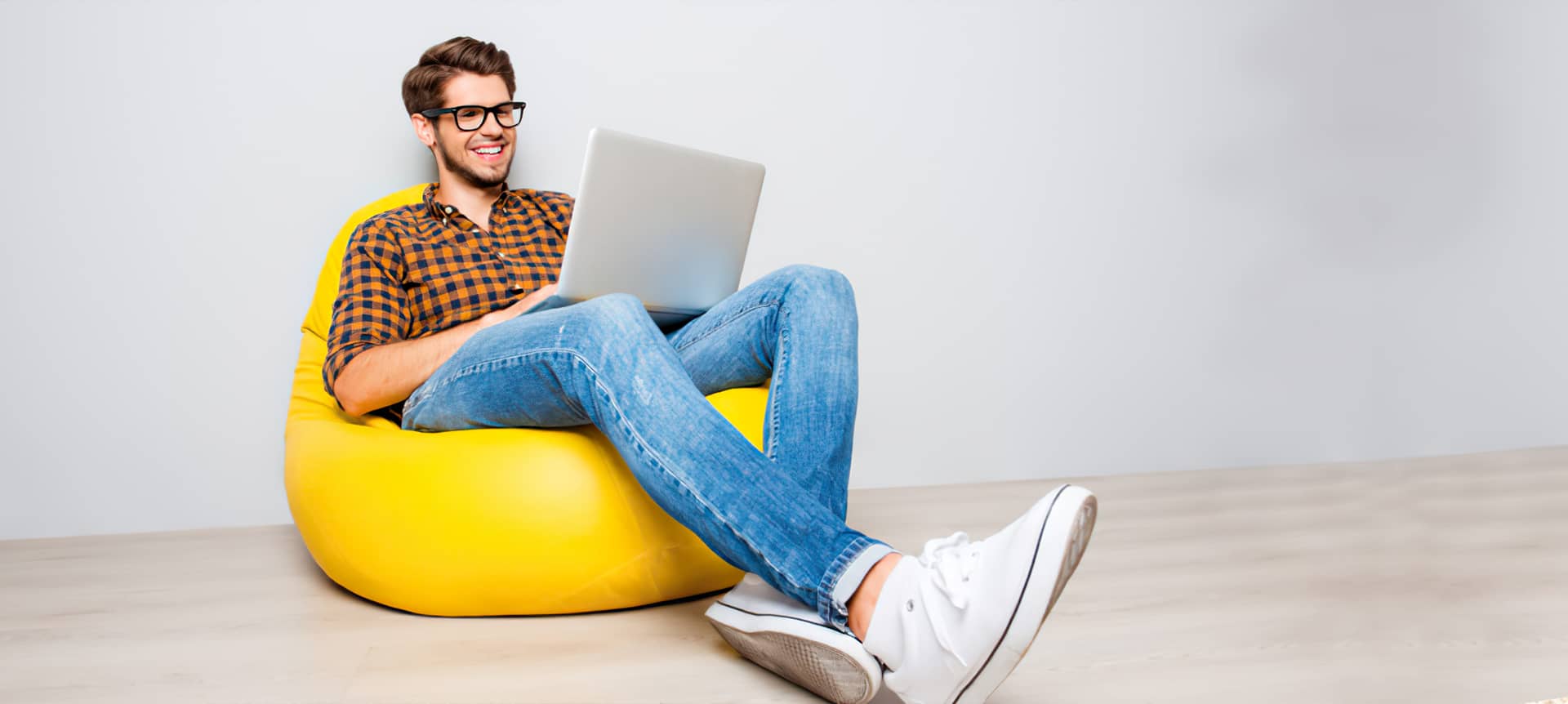 candidate applying to a job while global recruiting