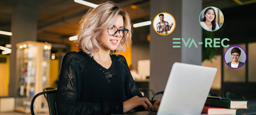 recruiter smiling at candidates while recruiting online