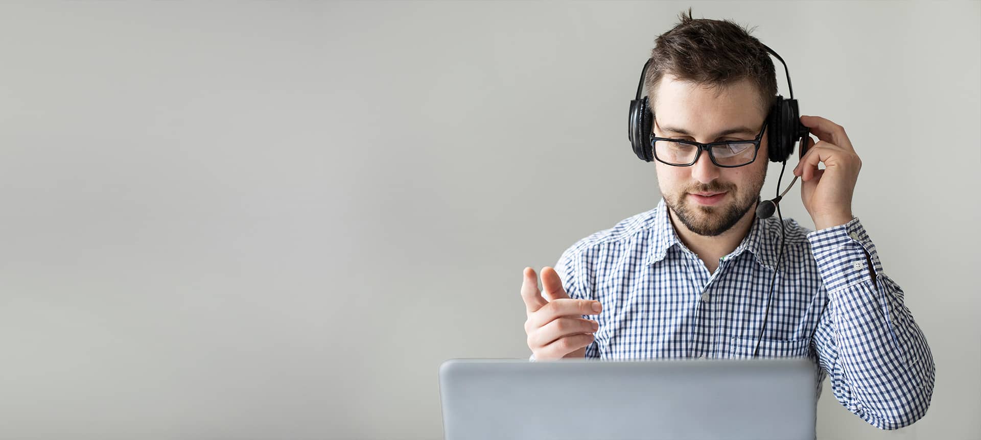 A talent acquisition specialist scheduling interviews