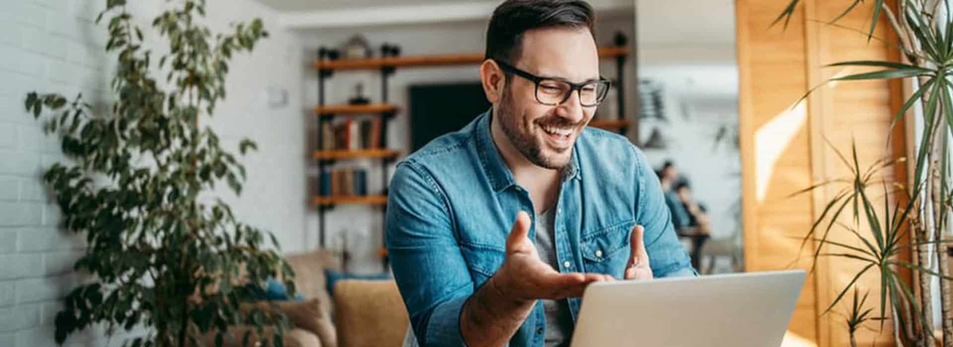 How the Right Hiring Platform Can Keep Your Candidates Engaged | Elevatus recruiter reading a job description on a hiring platform