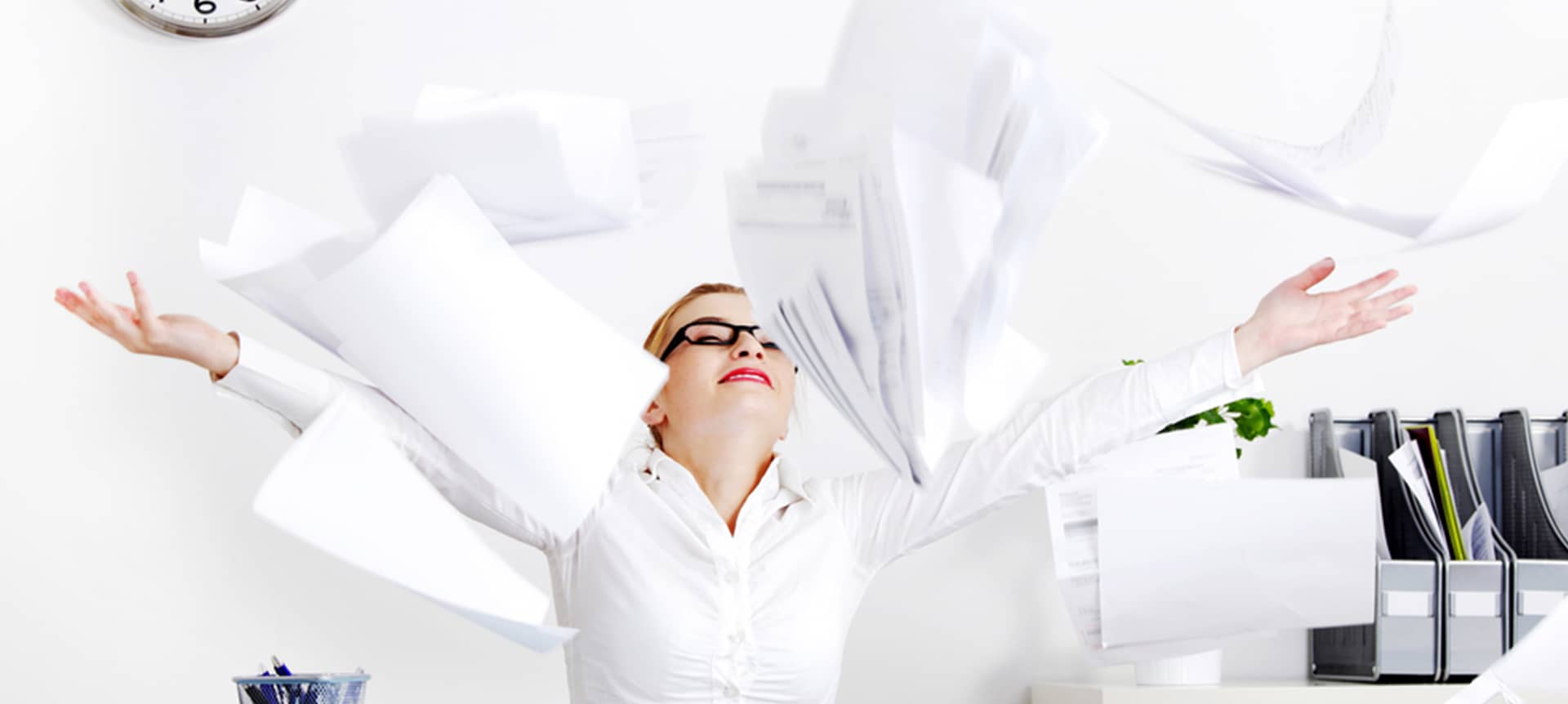 recruiter using hiring tools to improve the candidate experience 
