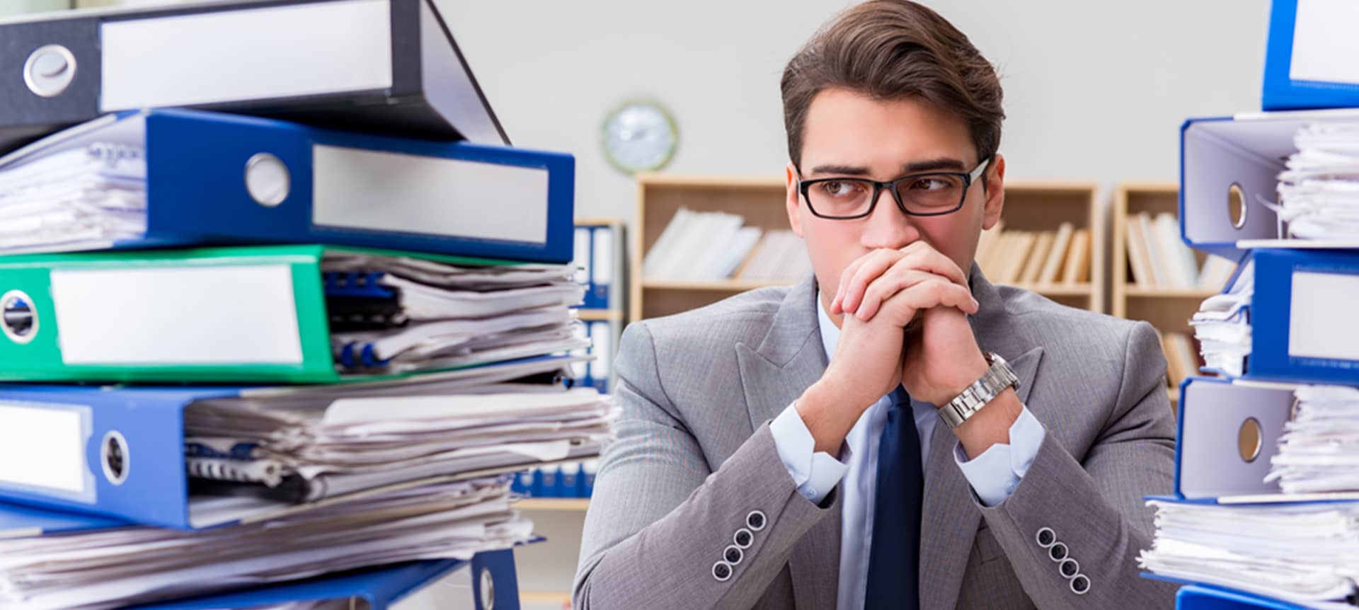 recruiter overwhelmed by papers without using hiring tools