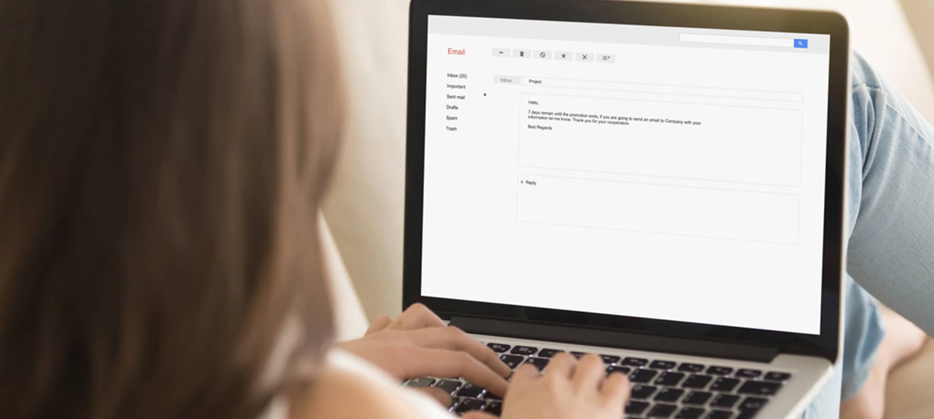 HR writing an email during talent acquisition process