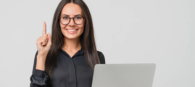 A recruiter using recruiting solutions to hire top candidates