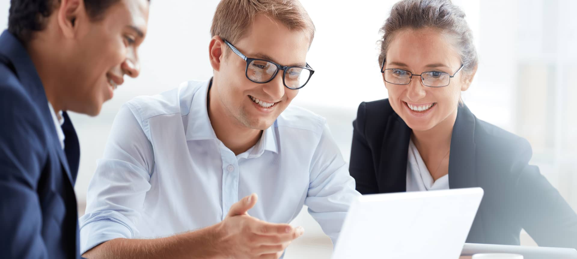 A recruiter using employee referrals for recruiting online 