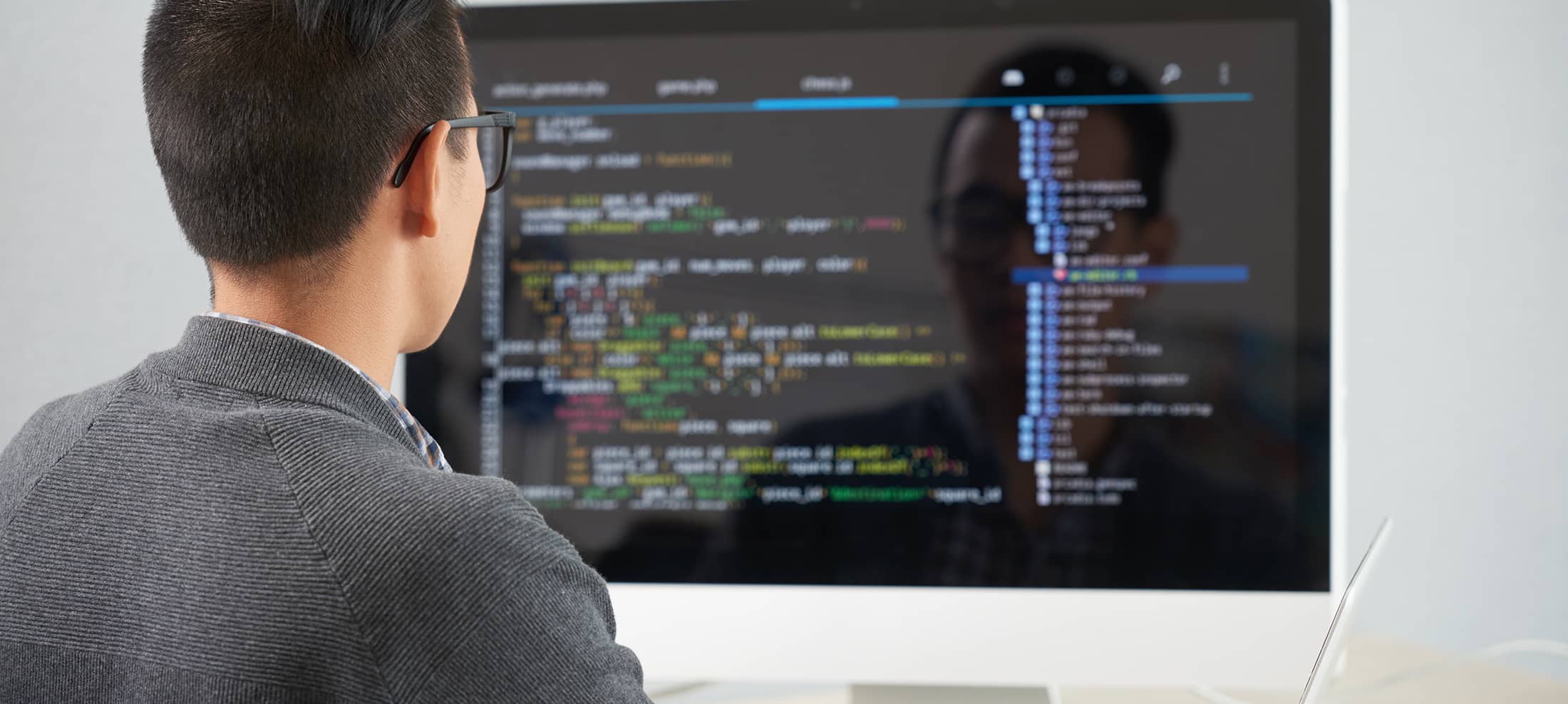An image of a recruiter using a recruitment management system on a laptop while sitting in a coffee shop.