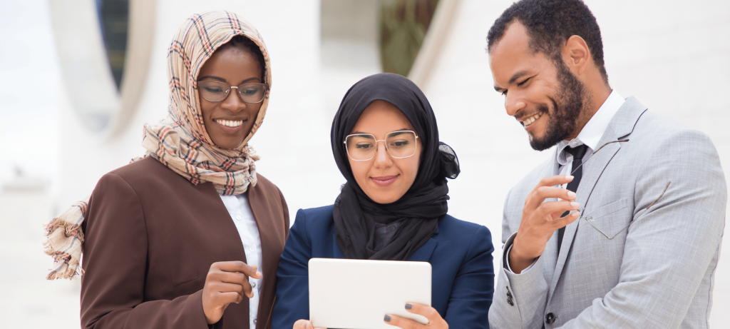 مسؤولو توظيف يعملون على بناء هوية توظيف جذابة لمنشأتهم