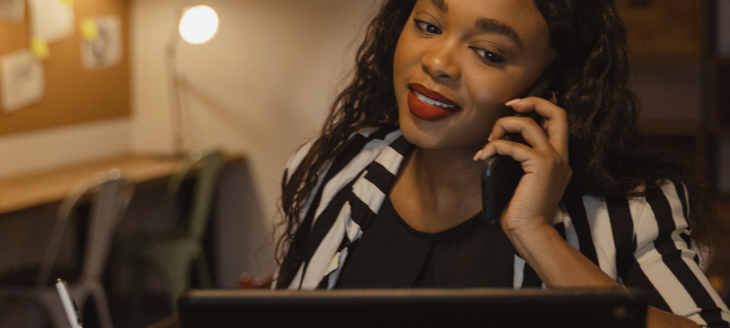 موظفة التوظيف تقوم بالتواصل مع المرشحين 