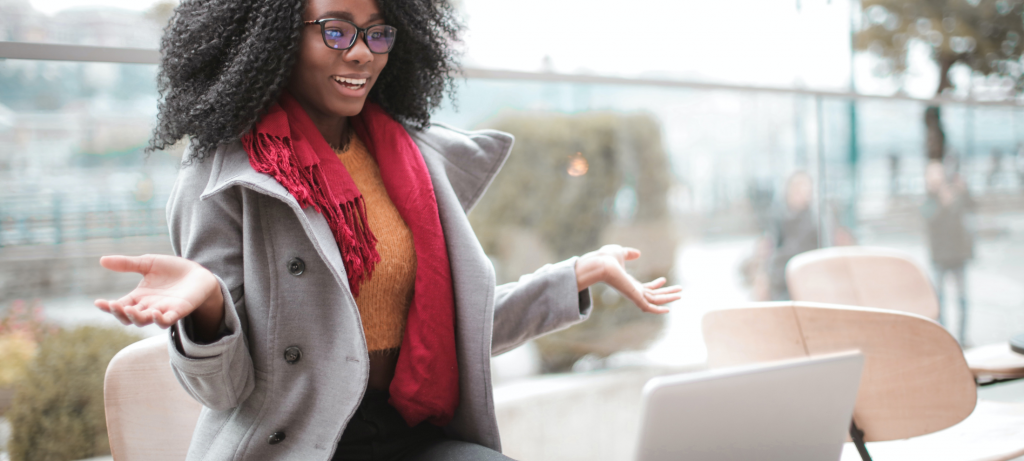 تتواصل مرشحة مع مسؤول التوظيف عبر الفيديو 