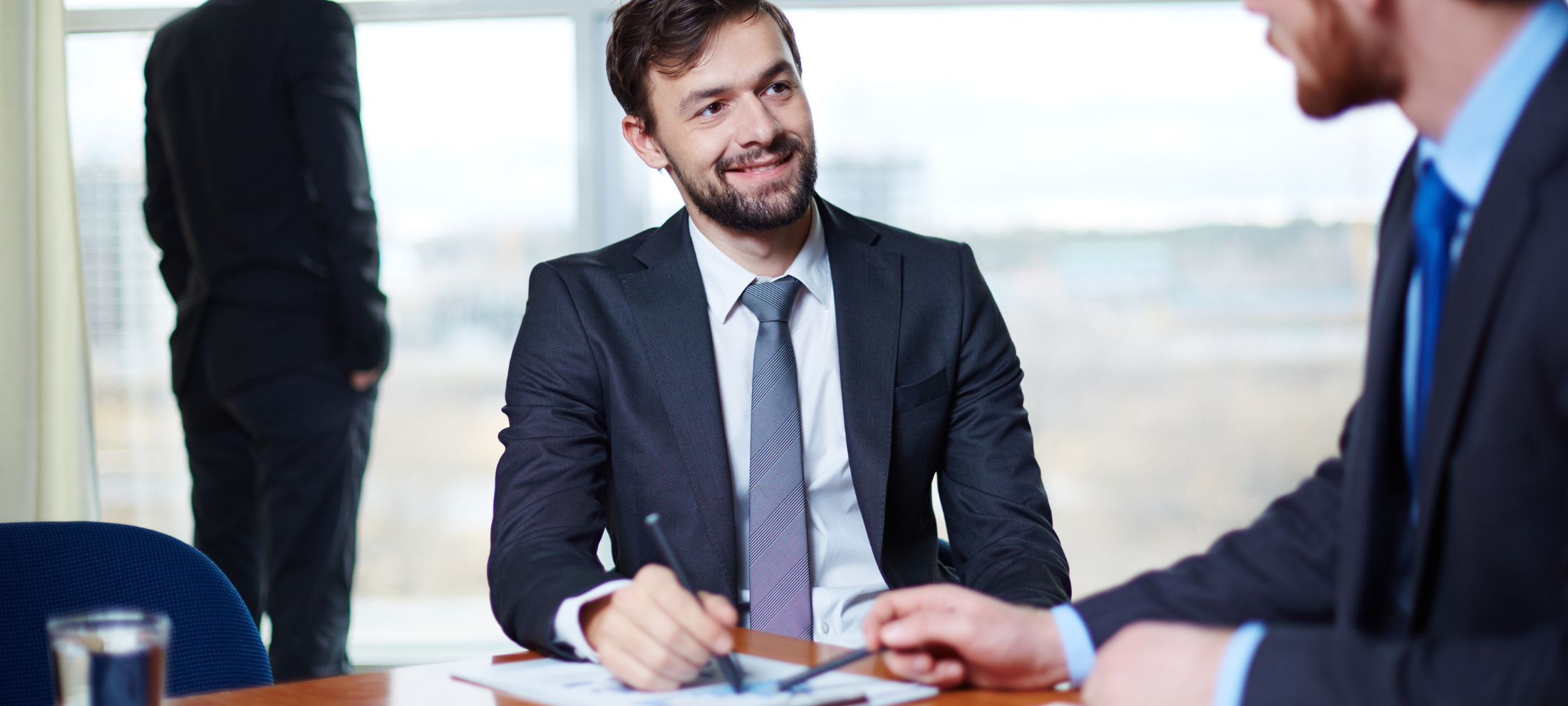 What is an executive recruiter? 