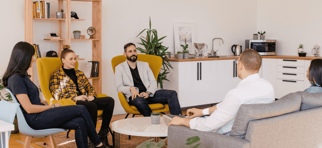 10 Interview Feedback Do's and Don'ts for Constructive Communication | Elevatus An image of a team discussing the power of an interview feedback