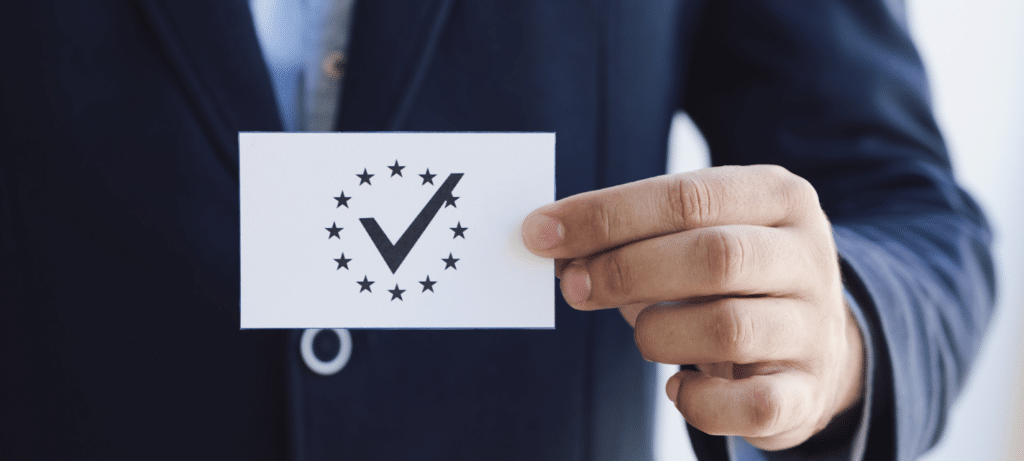 موظف موارد بشرية يحمل قائمة تحقق من إعداد الموظف الجديد