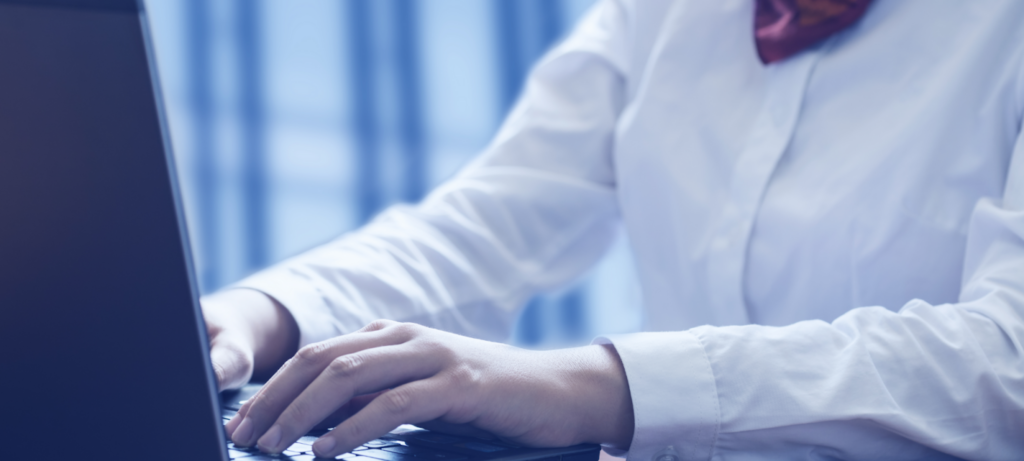 موظفة موارد بشرية تقوم بإرسال بريد إلكتروني لعرض وظيفي