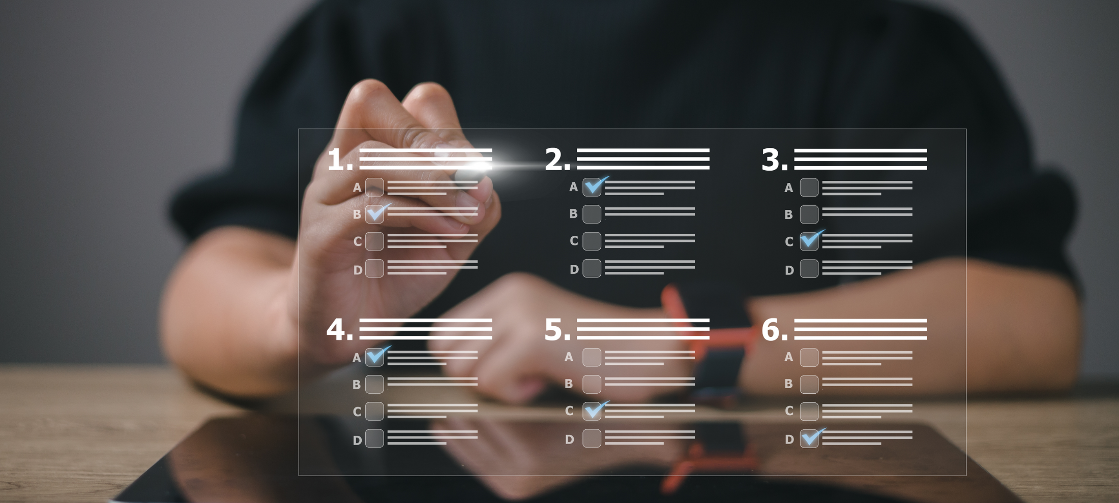 موظفة موارد بشرية تملأ قائمة تحقق من إعداد الموظف الجديد