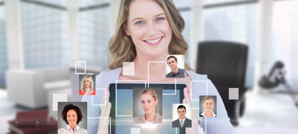 موظفة موارد بشرية تستخدم نظام تتبع المتقدمين