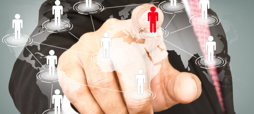 مسؤول توظيف يحدد موظف الموارد البشرية الأفضل للعمل