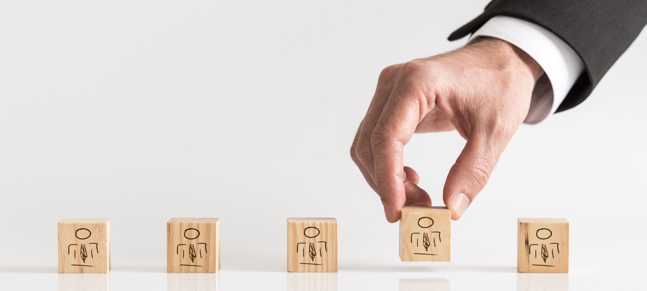 مسؤول توظيف يخطط لاختيار موظف الموارد البشرية الأفضل