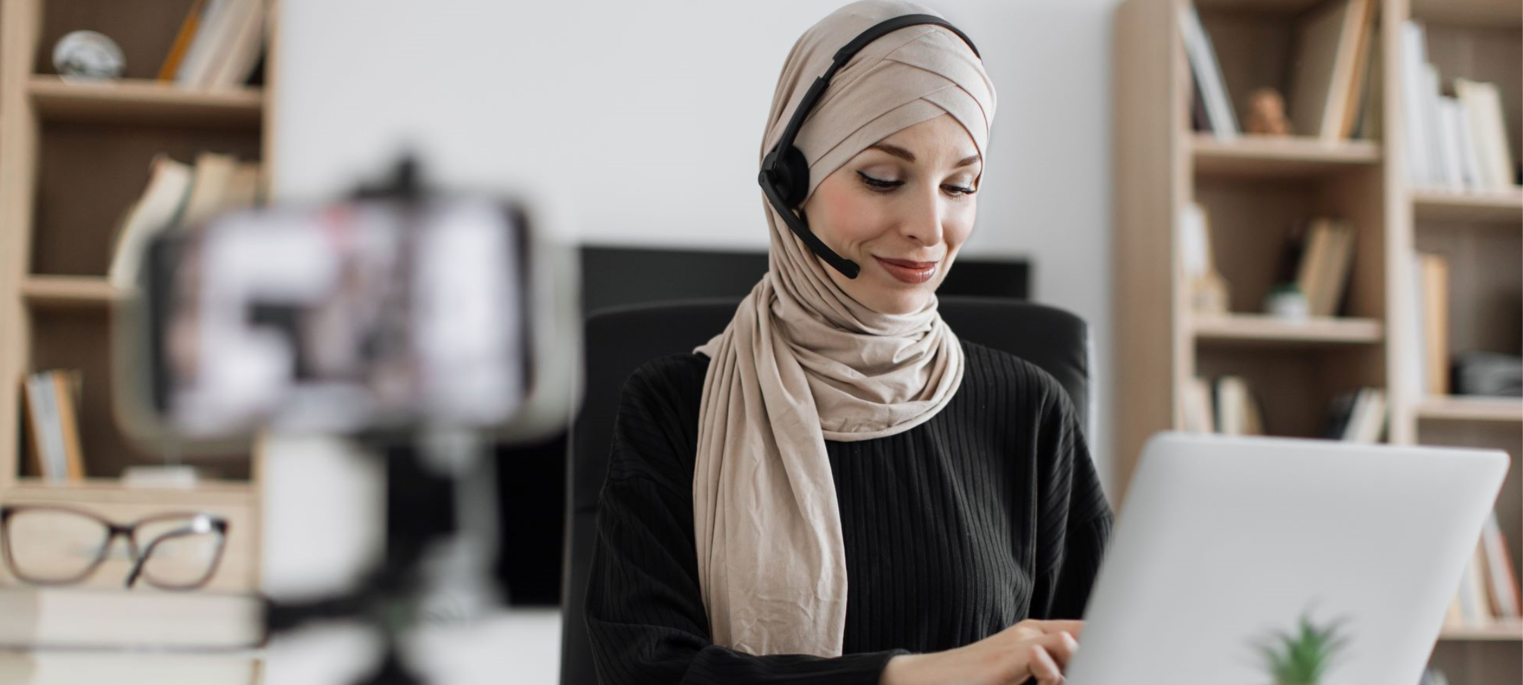 موظفة موارد بشرية تستخدم نظام المقابلات بالفيديو لتقييم المرشحين