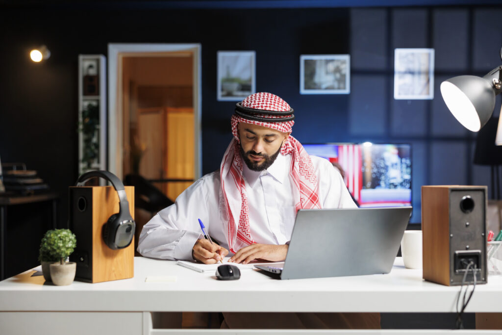 موظف موارد بشرية يكتب خطاب ترقية موظف