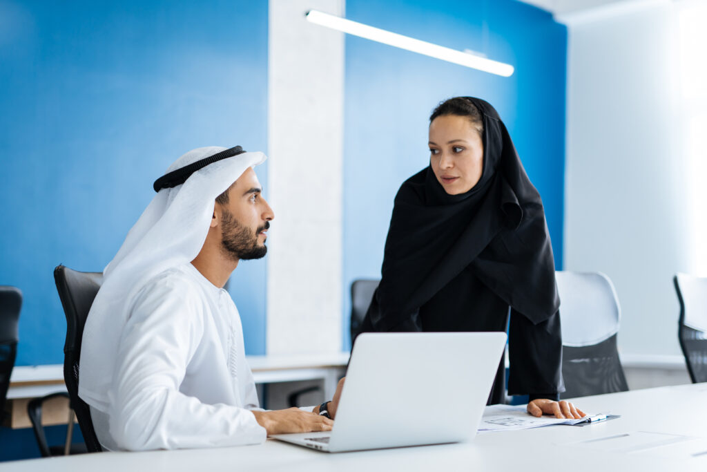كيفية تدريب الموظفين الجدد عن بعد | Elevatus موظفو موارد بشرية يناقشون سلبيات وإيجابيات تدريب الموظفين عن بعد