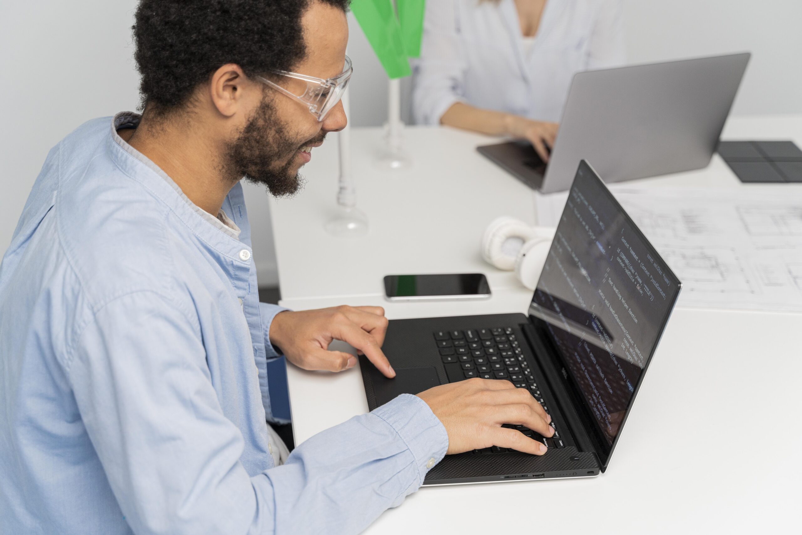 أخصائي ضمان الجودة للبرمجيات يصلح الأخطاء التقنية