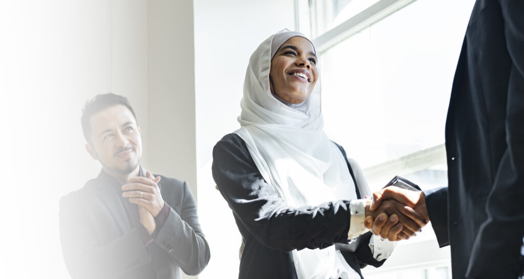 موظفة حصلت للتو على خطاب ترقية موظف