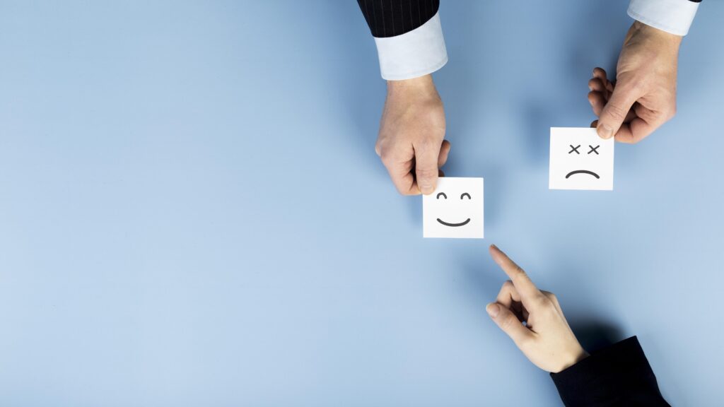 موظف يملأ استبيان رضا الموظفين