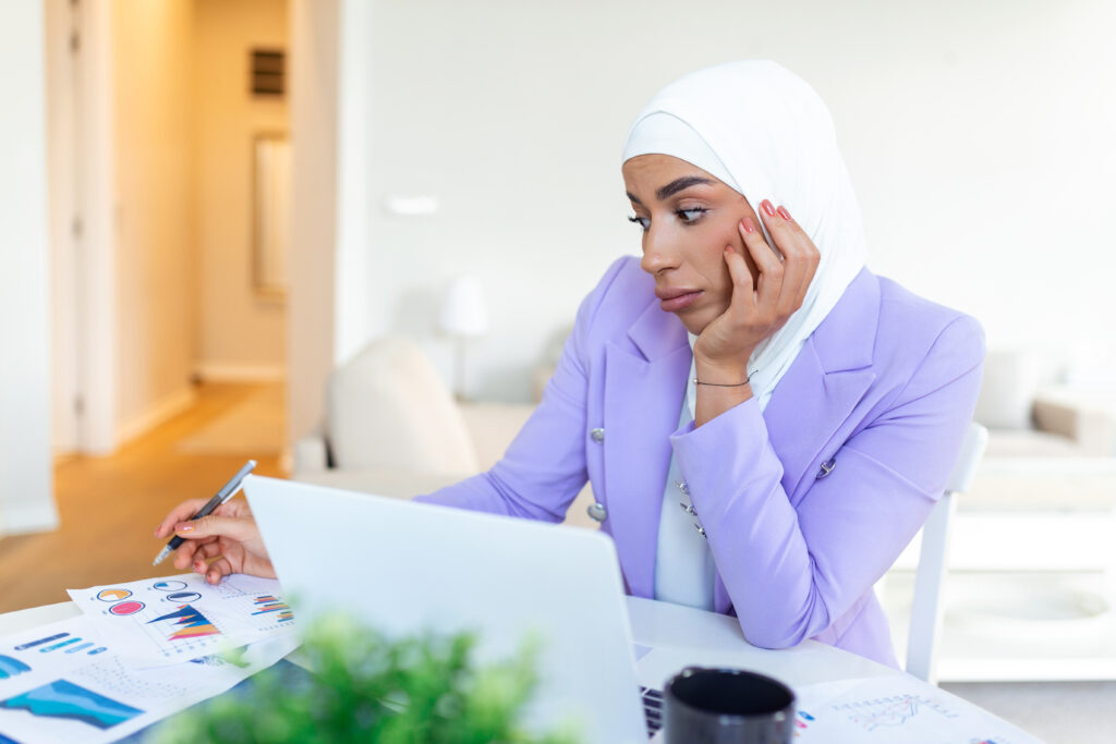 مديرة تفكر في أثر إنهاء خدمات موظف على أهداف الشركة