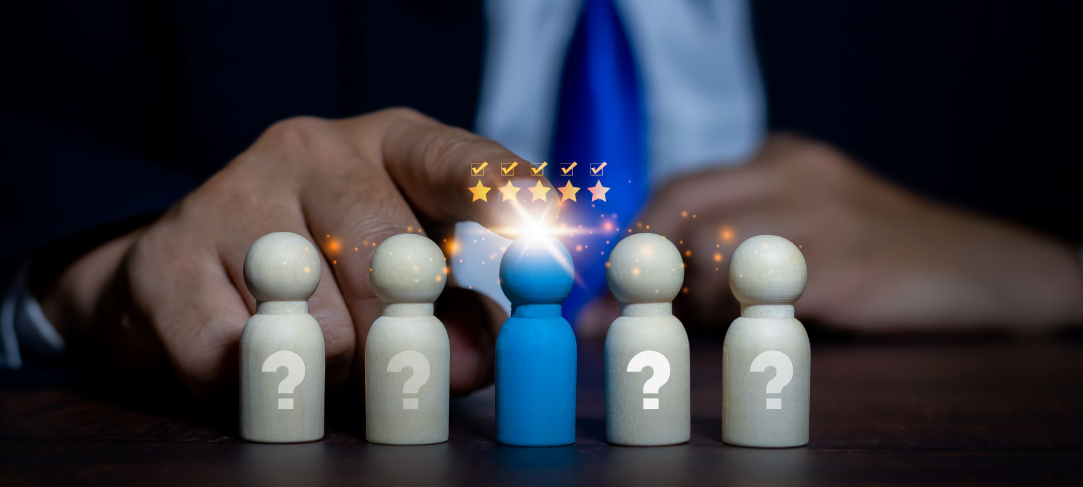 موظف موارد بشرية ينفذ خطة إدارة المواهب