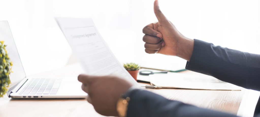 أبرز معايير تقييم الأداء الوظيفي التي تعتمد عليها الشركات الإماراتية والسعودية | Elevatus مدير يطبق تقييم الأداء الوظيفي بشكل مستمر