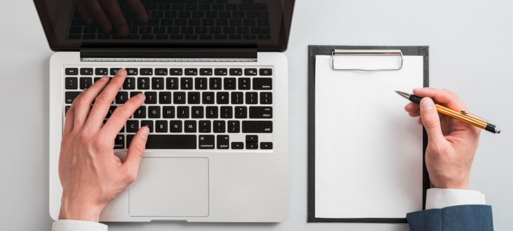 موظف يقوم بكتابة نموذج وصف وظيفي