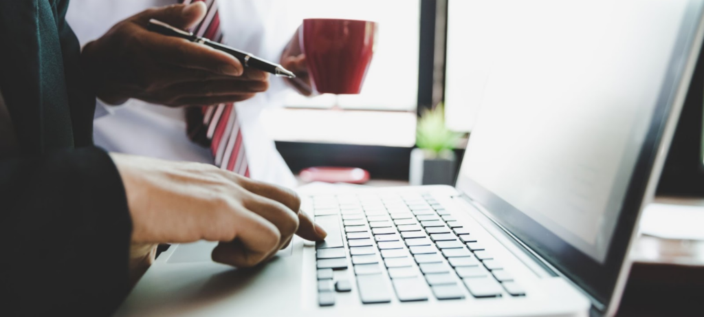 موظف يجيب عن الأسئلة الشائعة حول كتابة نموذج وصف وظيفي