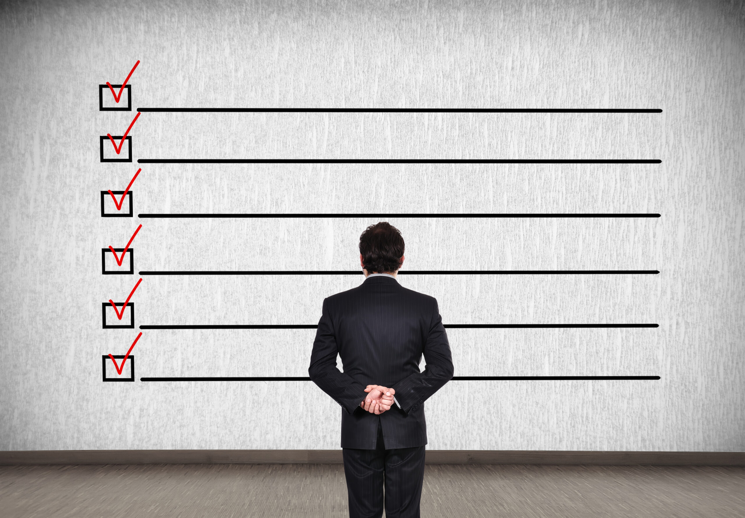 موظف موارد بشرية يراجع القائمة المختصرة (shortlisting)