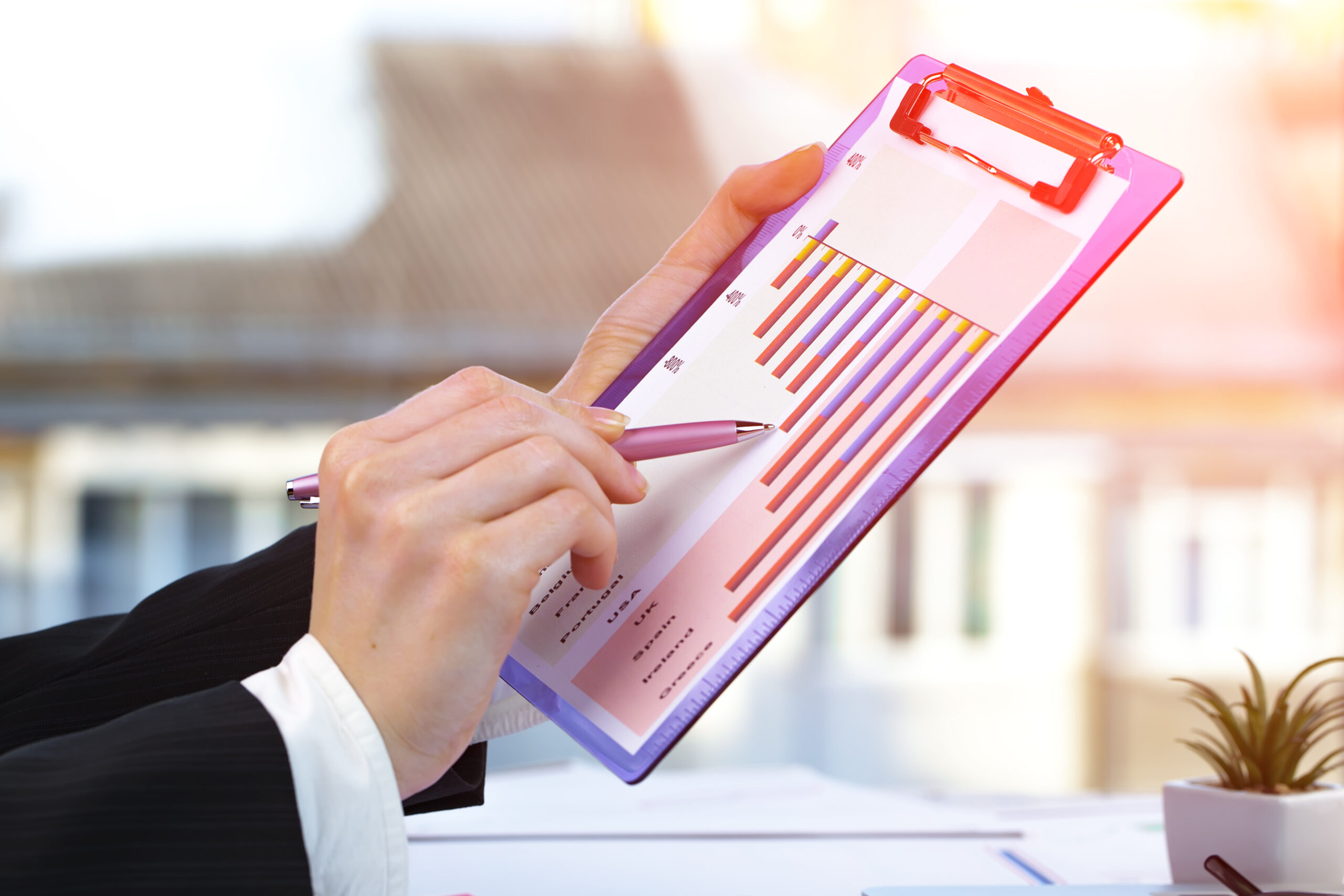 موظفي يراجع نموذج تقييم الأداء الوظيفي