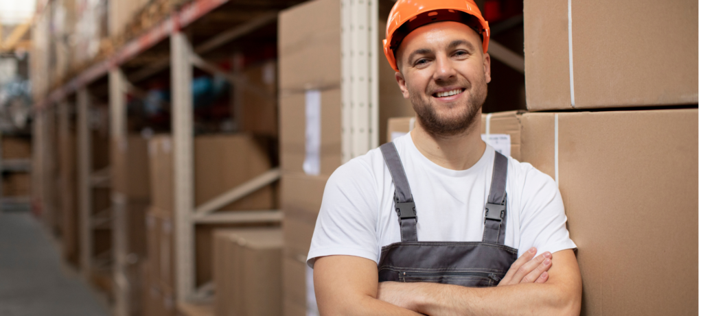 عامل مستودع أثناء عمله