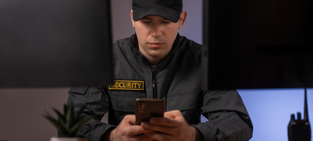 حارس الأمن أثناء أداء عمله