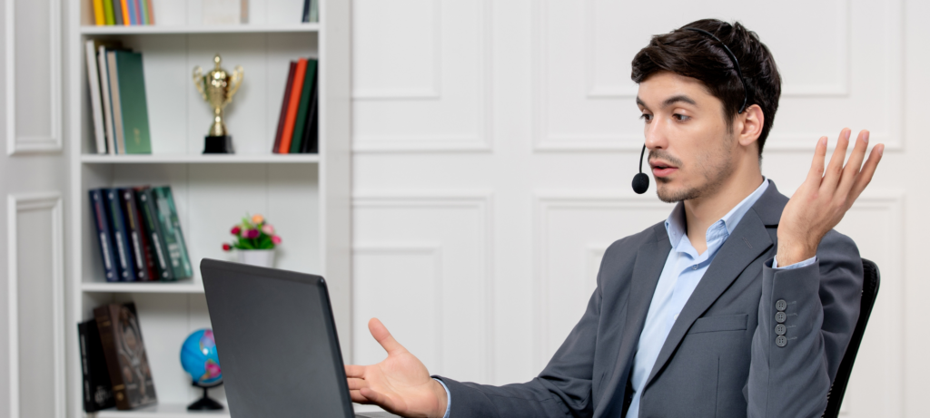 موظف خدمة عملاء يمارس عمله