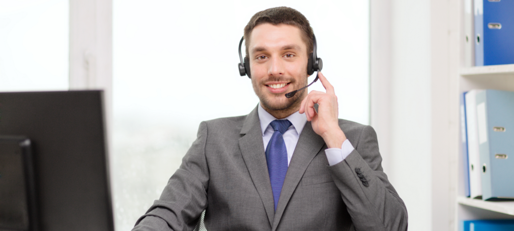 وصف وظيفي لمدير خدمة العملاء | Elevatus مدير خدمة العملاء في الشركة يتحدث عبر الهاتف
