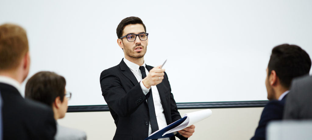 الوصف الوظيفي لمهنة المعلم | Elevatus معلم أثناء الحصة التعليمية