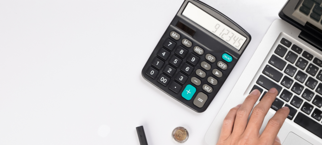 وصف وظيفي للمحاسب | Elevatus المحاسب يقوم بعملية حسابية