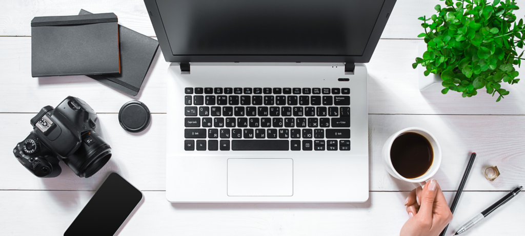 كاتب محتوى يمارس عمله