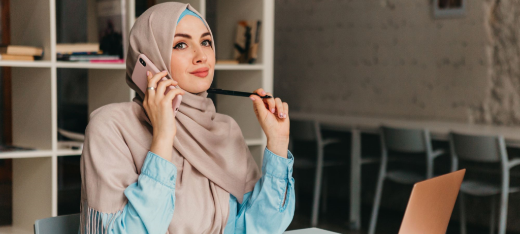 سكرتيرة تمارس مهنتها