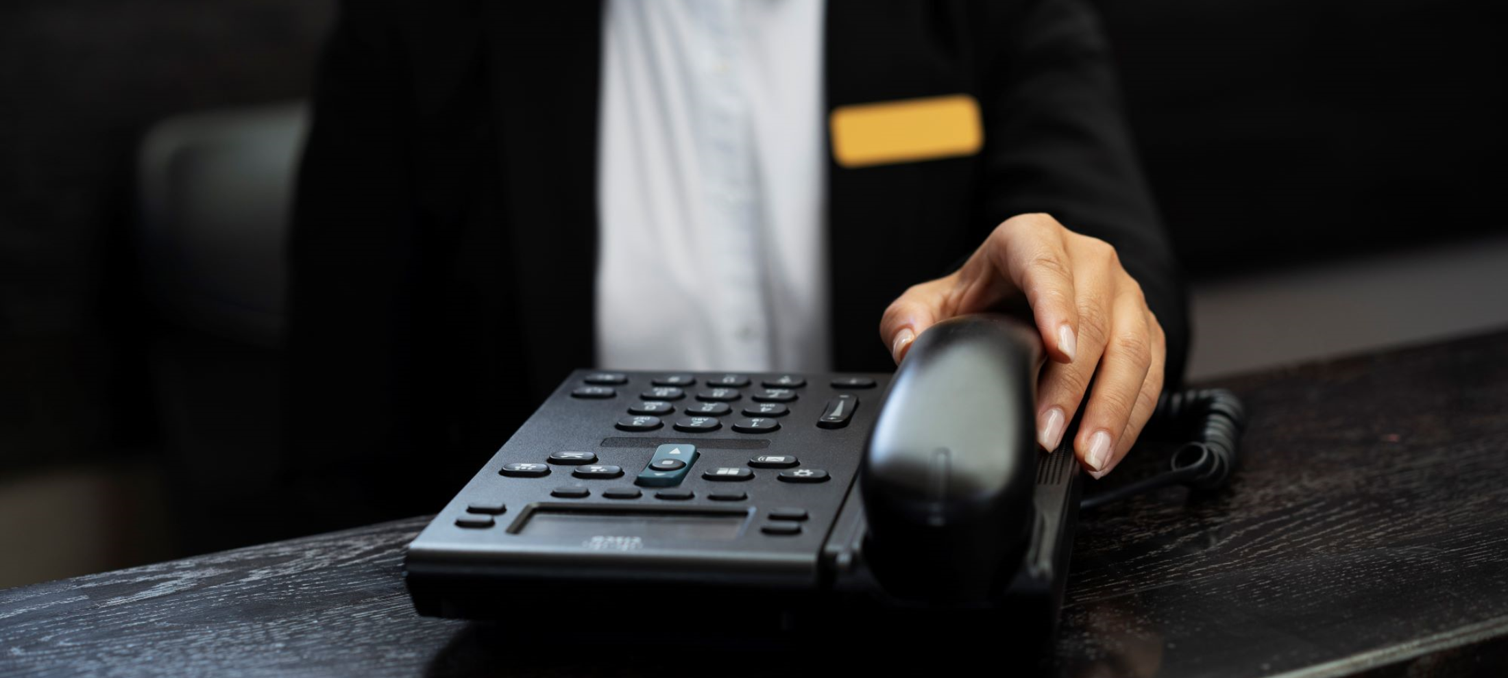 موظف الاستقبال يمارس مهنته