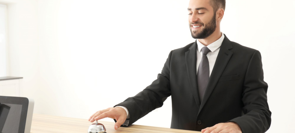 موظف استقبال يمارس مهنته