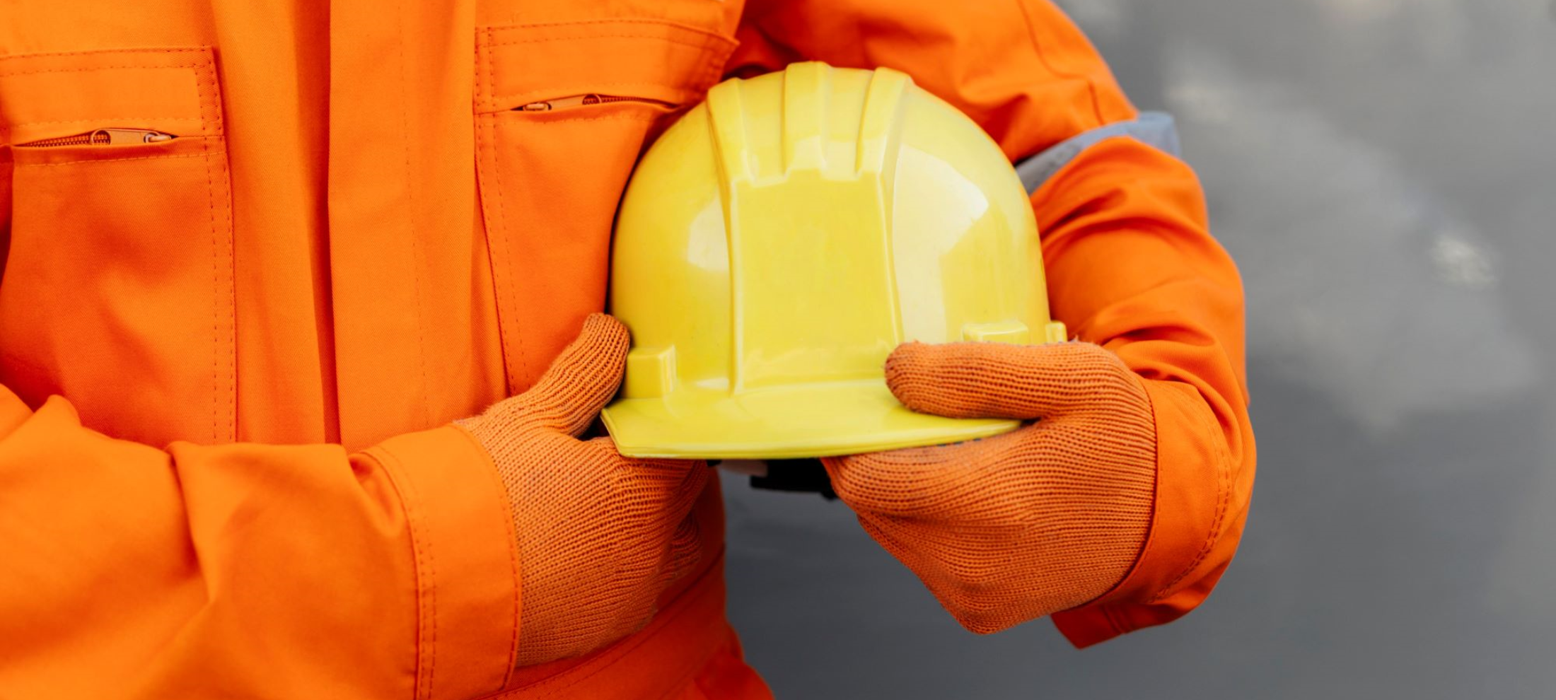 مراقب العمال يباشر عمله