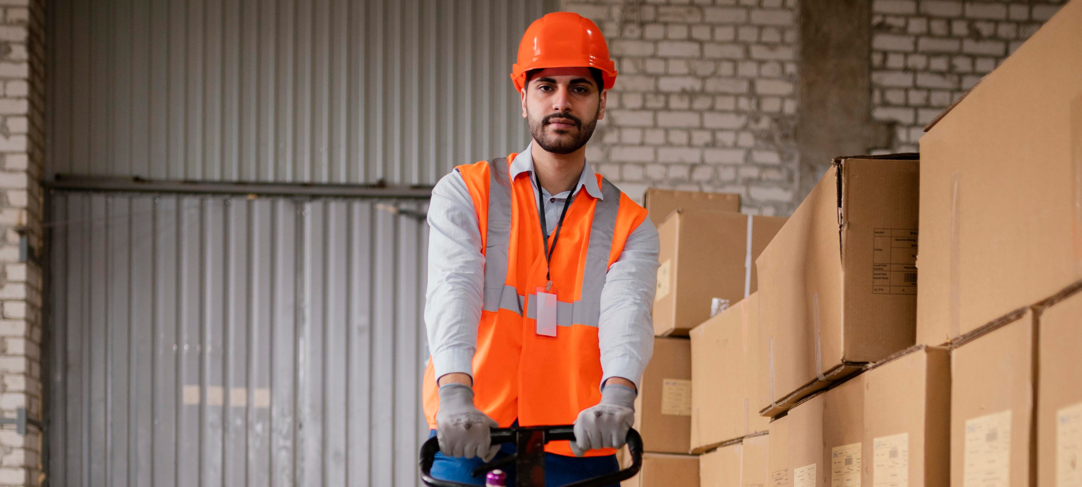 عامل مستودع يمارس عمله