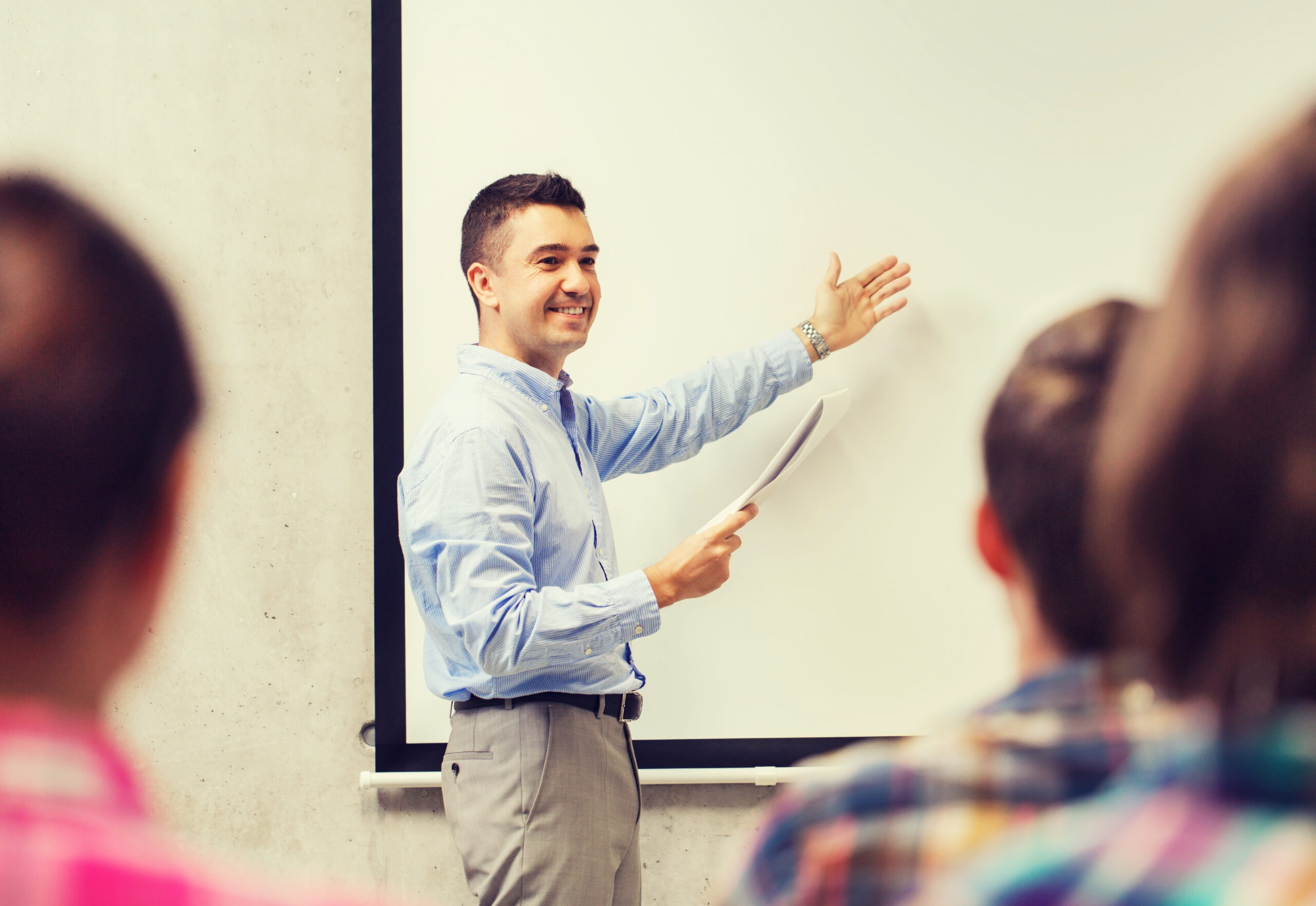 معلم أثناء عمله